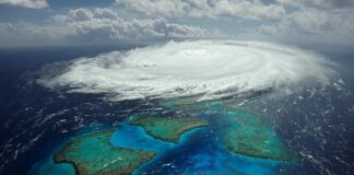 Sturmchronik aus der Tiefe: Wie das Great Blue Hole den Klimawandel in der Karibik enthüllt Hurrikan_Karibik_Illustration